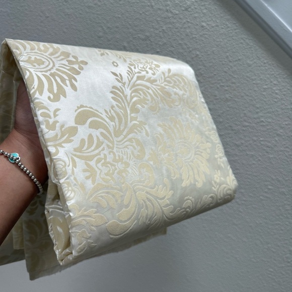 NWT Elegant Ivory Patterned Tablecloth, Table Linens - Picture 3 of 3